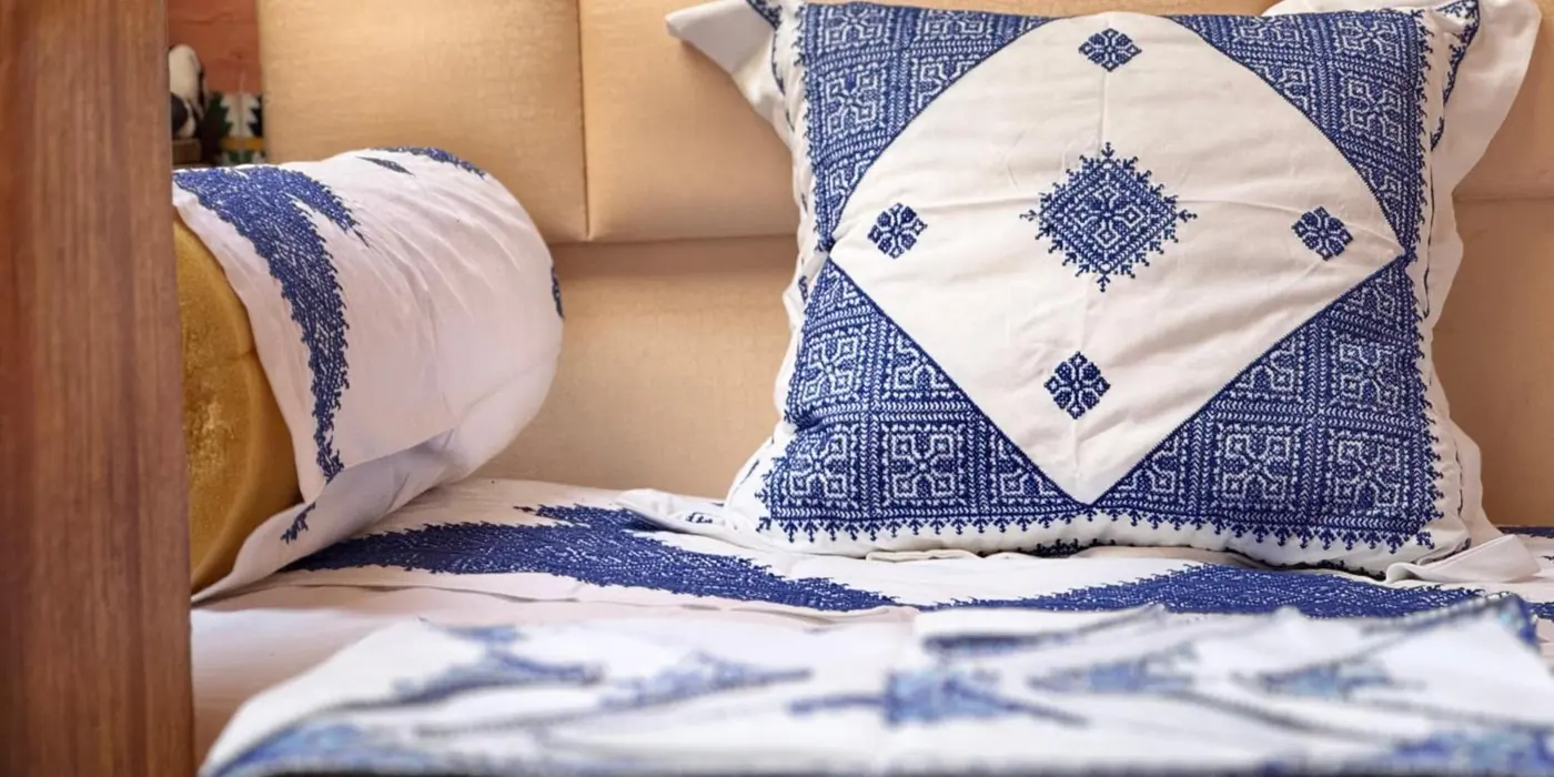 Coussin et linge brodés à la main