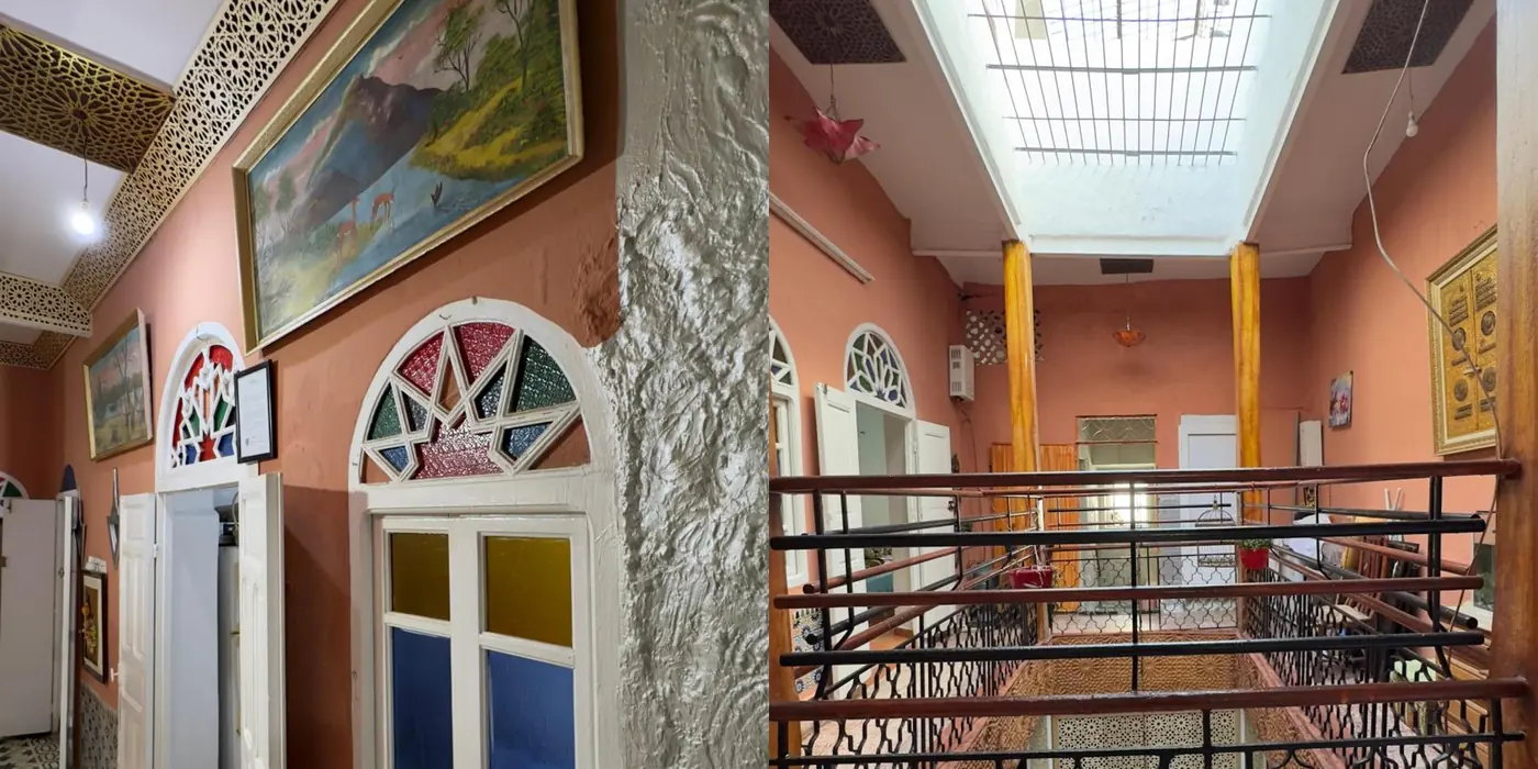 Les fenêtres en verre de couleur et les galeries du patio