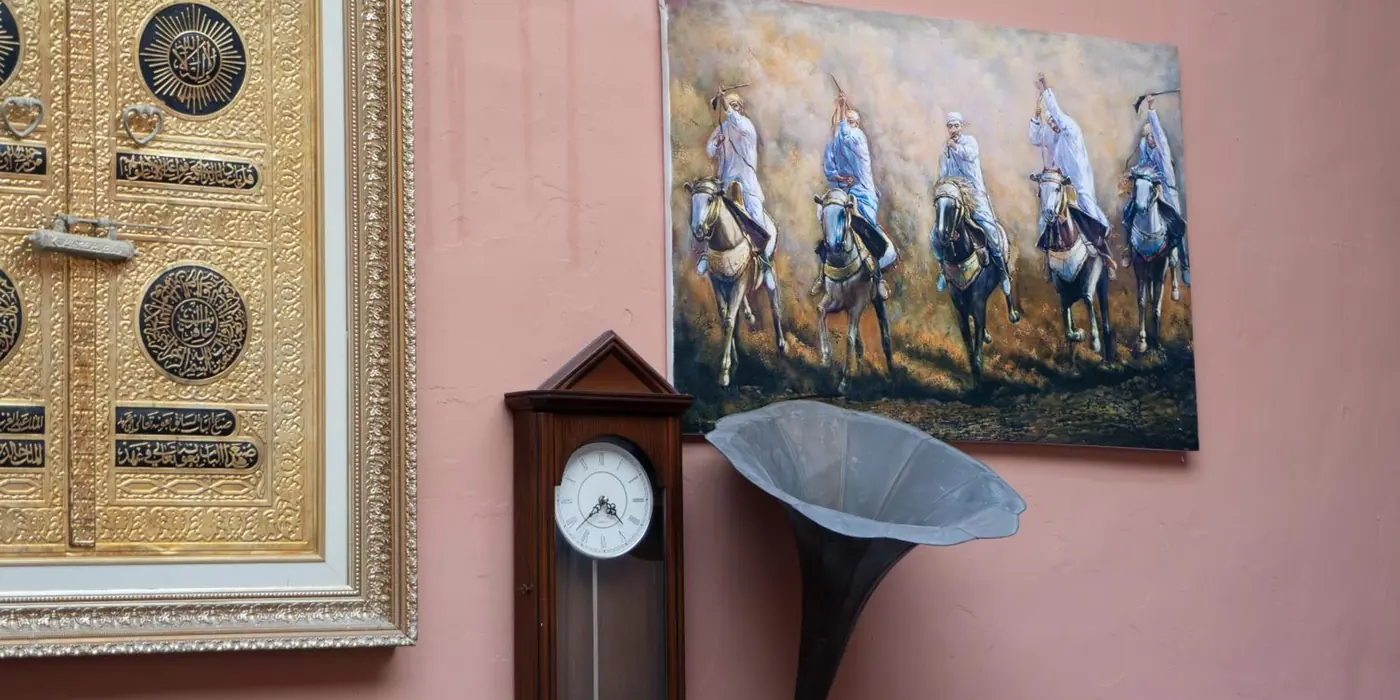 Une horloge et un tableau de fantasia dans la galerie