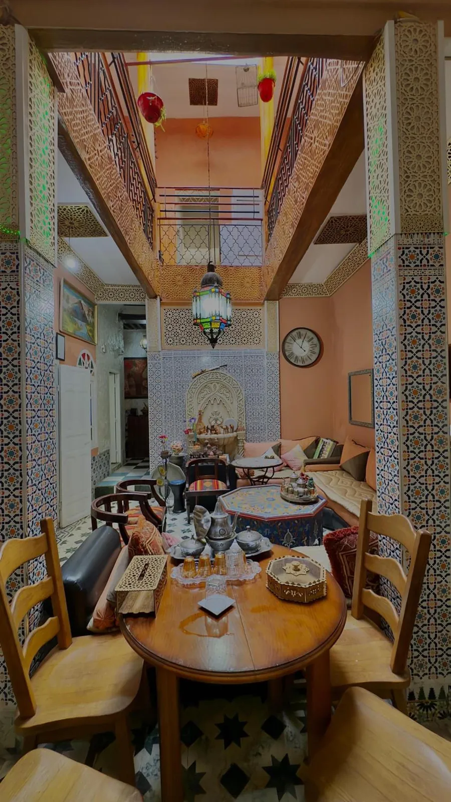 La table du patio sous la lanterne