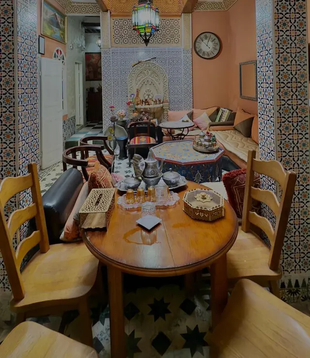 La table du patio sous la lanterne