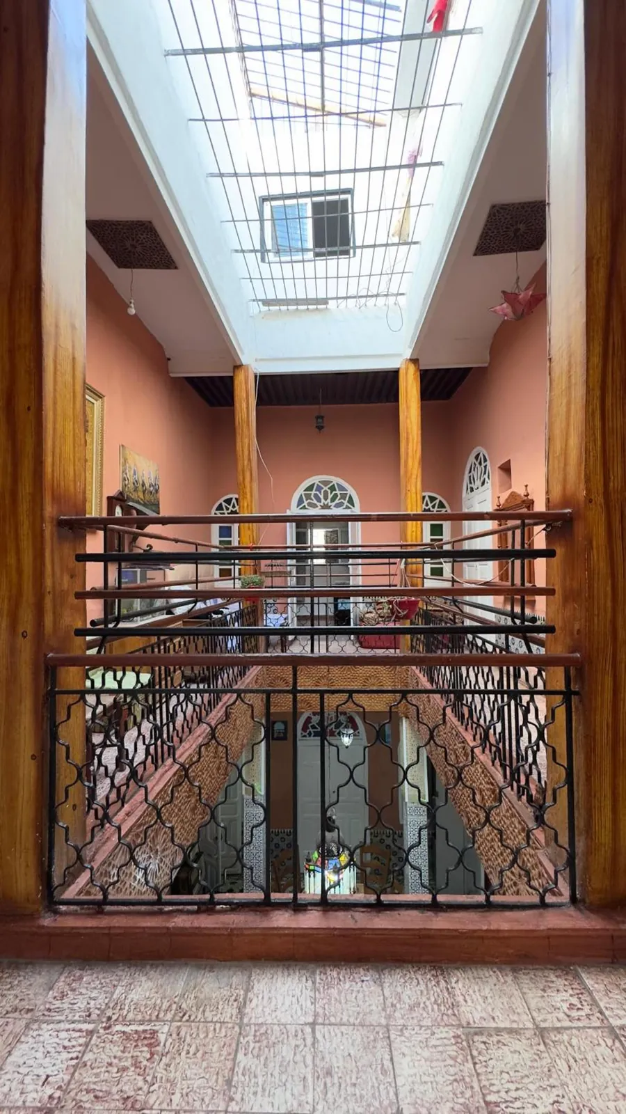 La galerie et sa rambarde en fer forgé