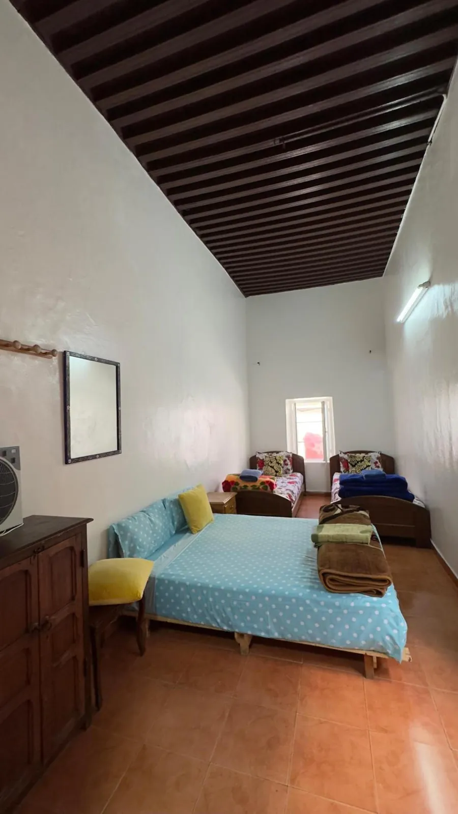Chambre familiale sous le plafond en bois