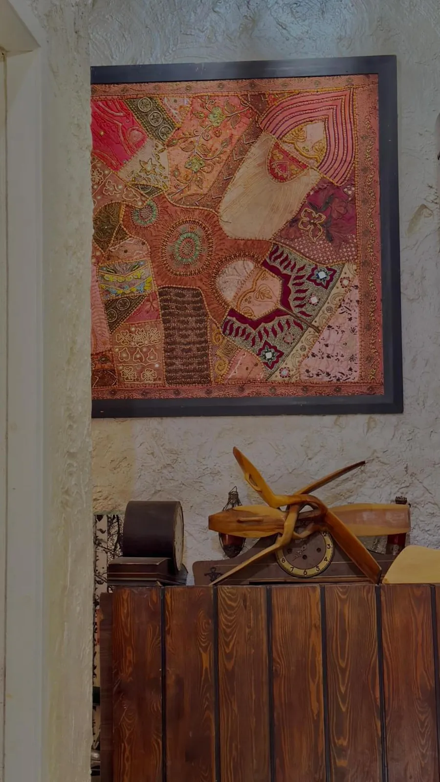 Une tapisserie brodée au mur