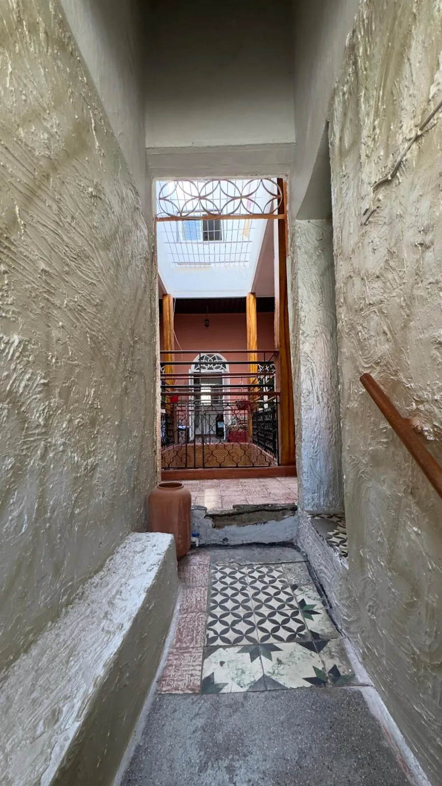 Le couloir d’entrée vers le patio
