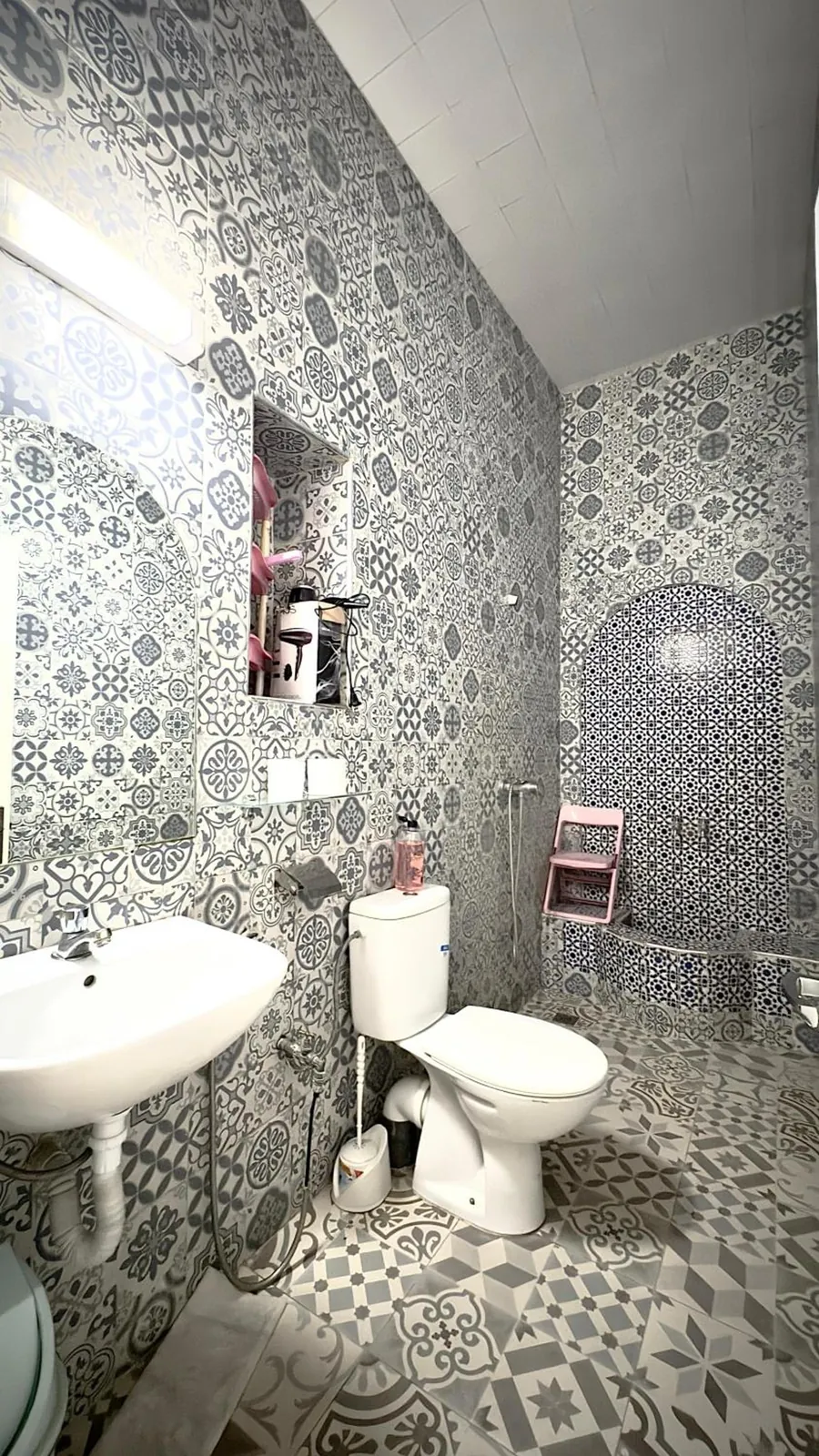 Une salle de bains en carreaux de ciment