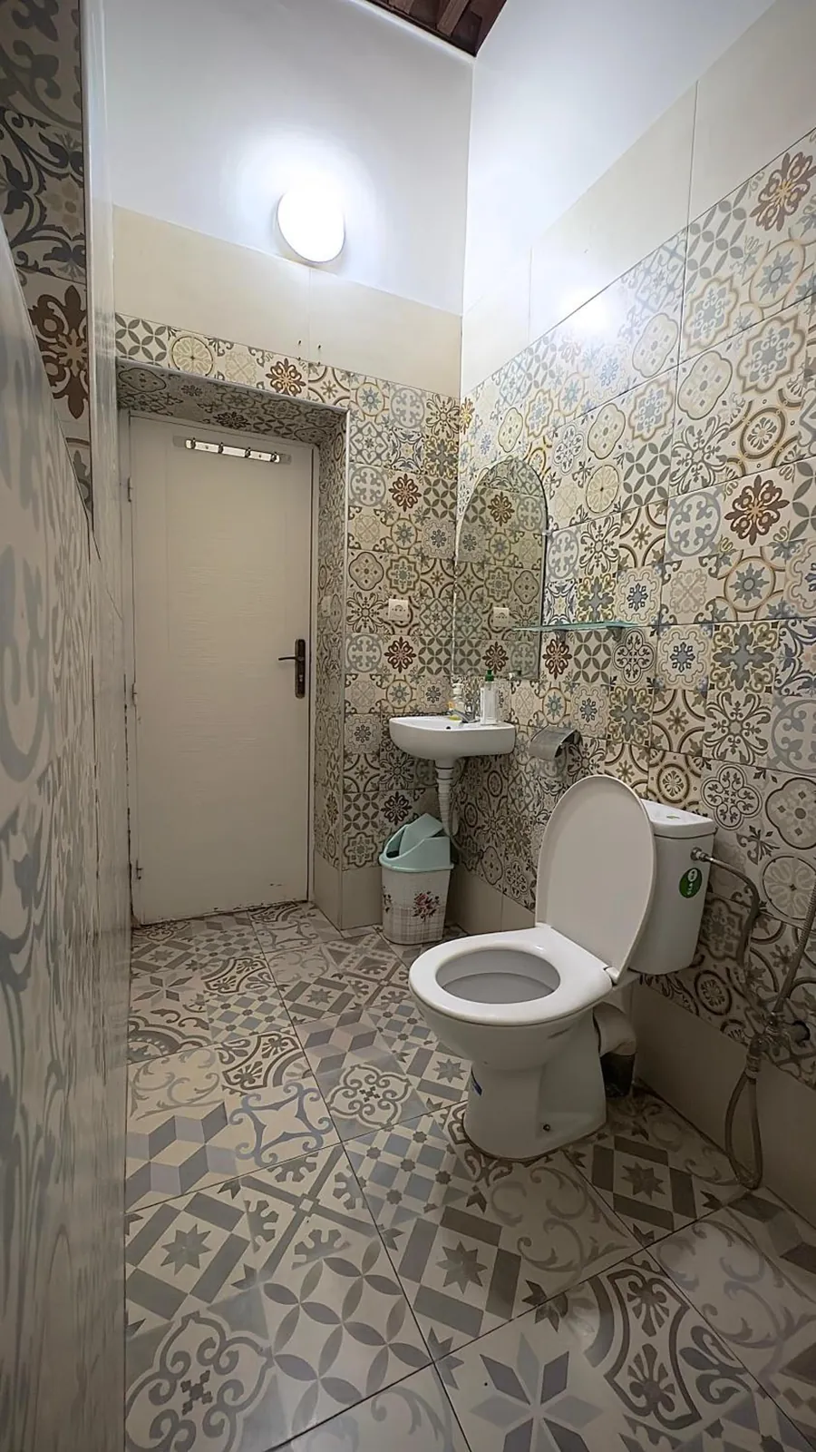 Une salle de bains et ses carreaux