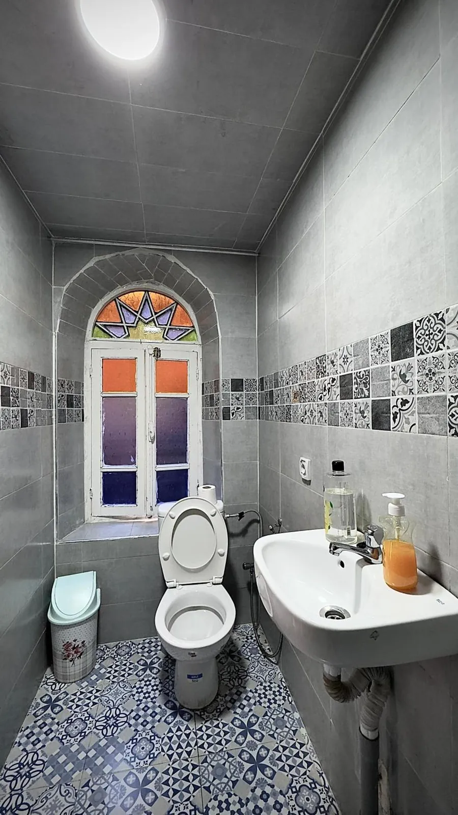 Salle de bains de la chambre familiale, fenêtre en verre de couleur