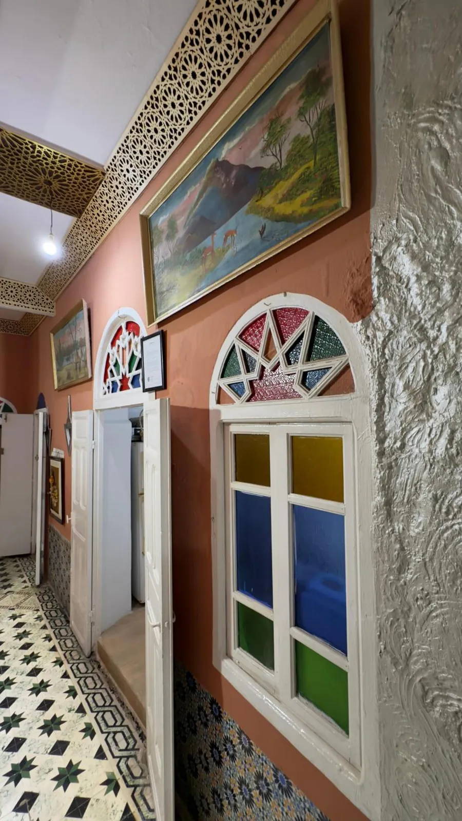 Les fenêtres en verre de couleur de la galerie