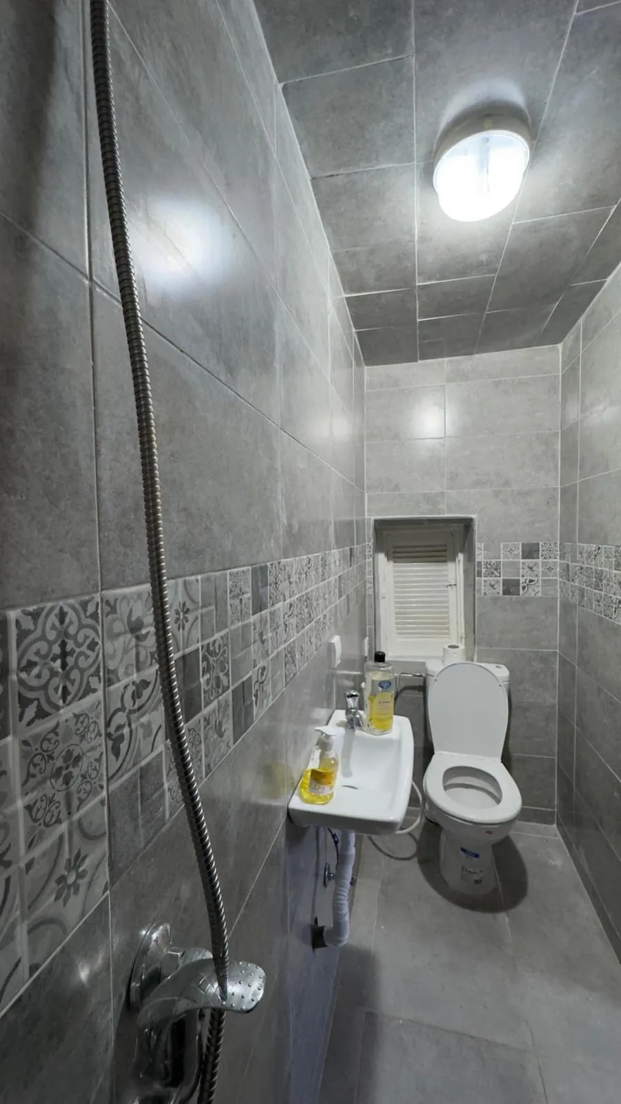 Salle de douche d’une chambre lits jumeaux
