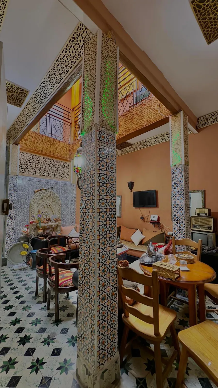 Les tables du patio, entre les colonnes de zellige