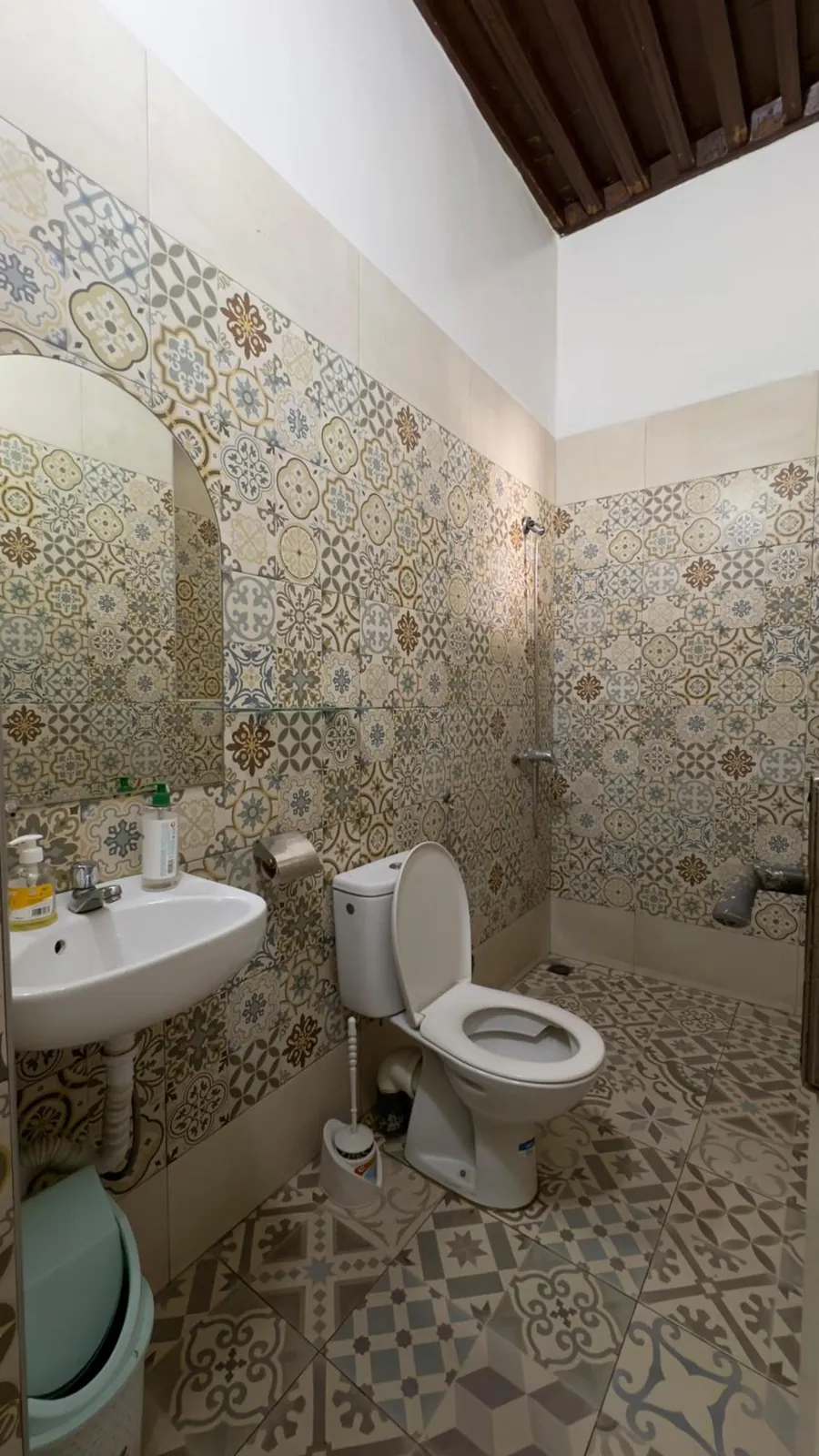 Une salle de bains aux carreaux beiges