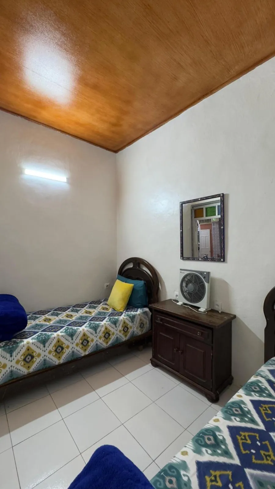 Chambre lits jumeaux, couvre-lits ikat