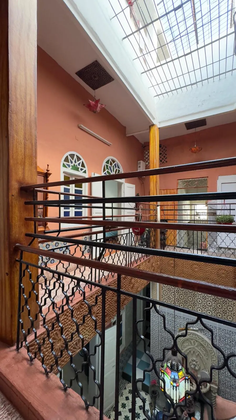 Le patio vu par-dessus la rambarde