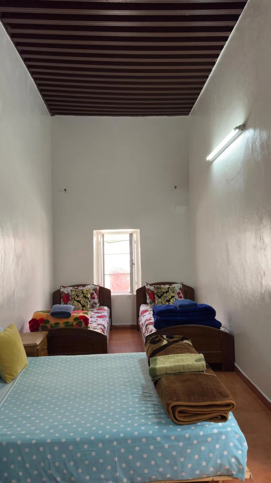 Chambre familiale, un lit double et deux lits simples