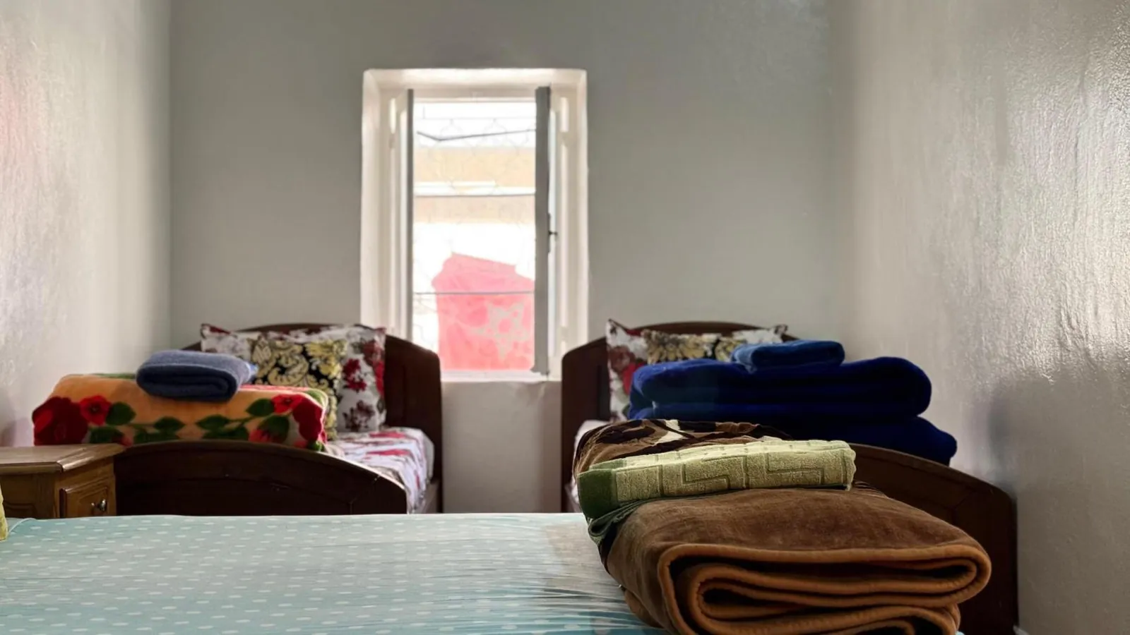 Chambre familiale, les lits sous la fenêtre