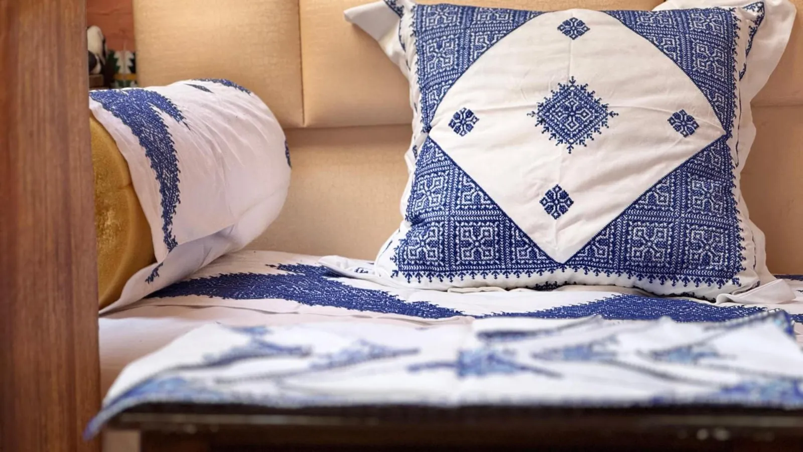 Coussin et linge brodés à la main